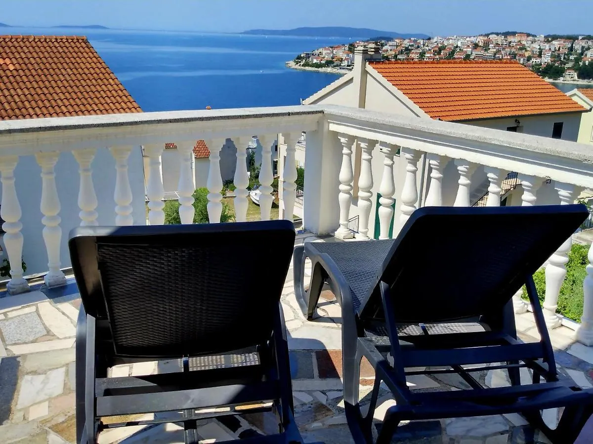 Villa Grande Vista - Spacious 3 Bedroom Apartment With Large Terrace And Fantastic Sea View Trogir