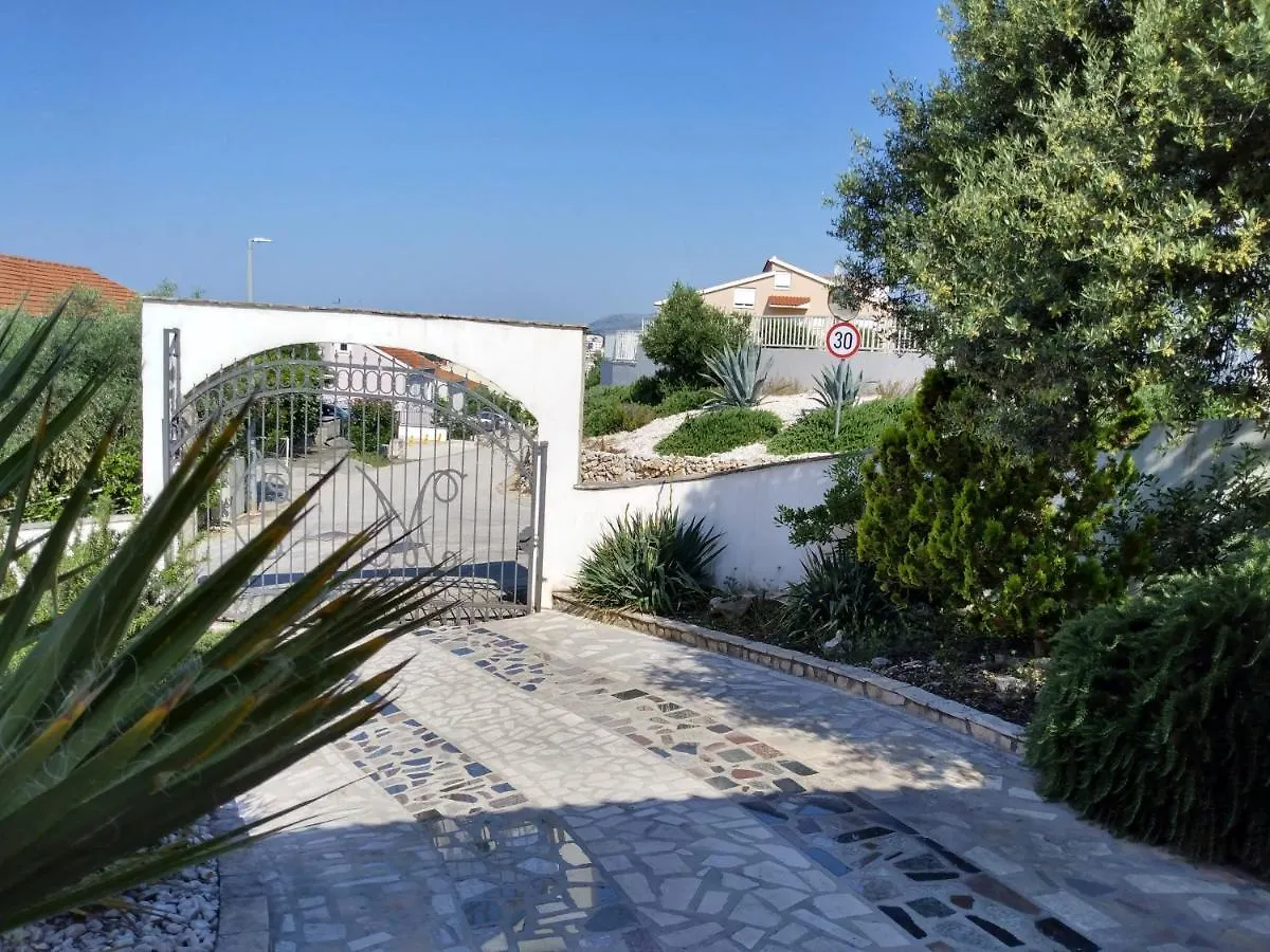 Villa Grande Vista - Spacious 3 Bedroom Apartment With Large Terrace And Fantastic Sea View Trogir