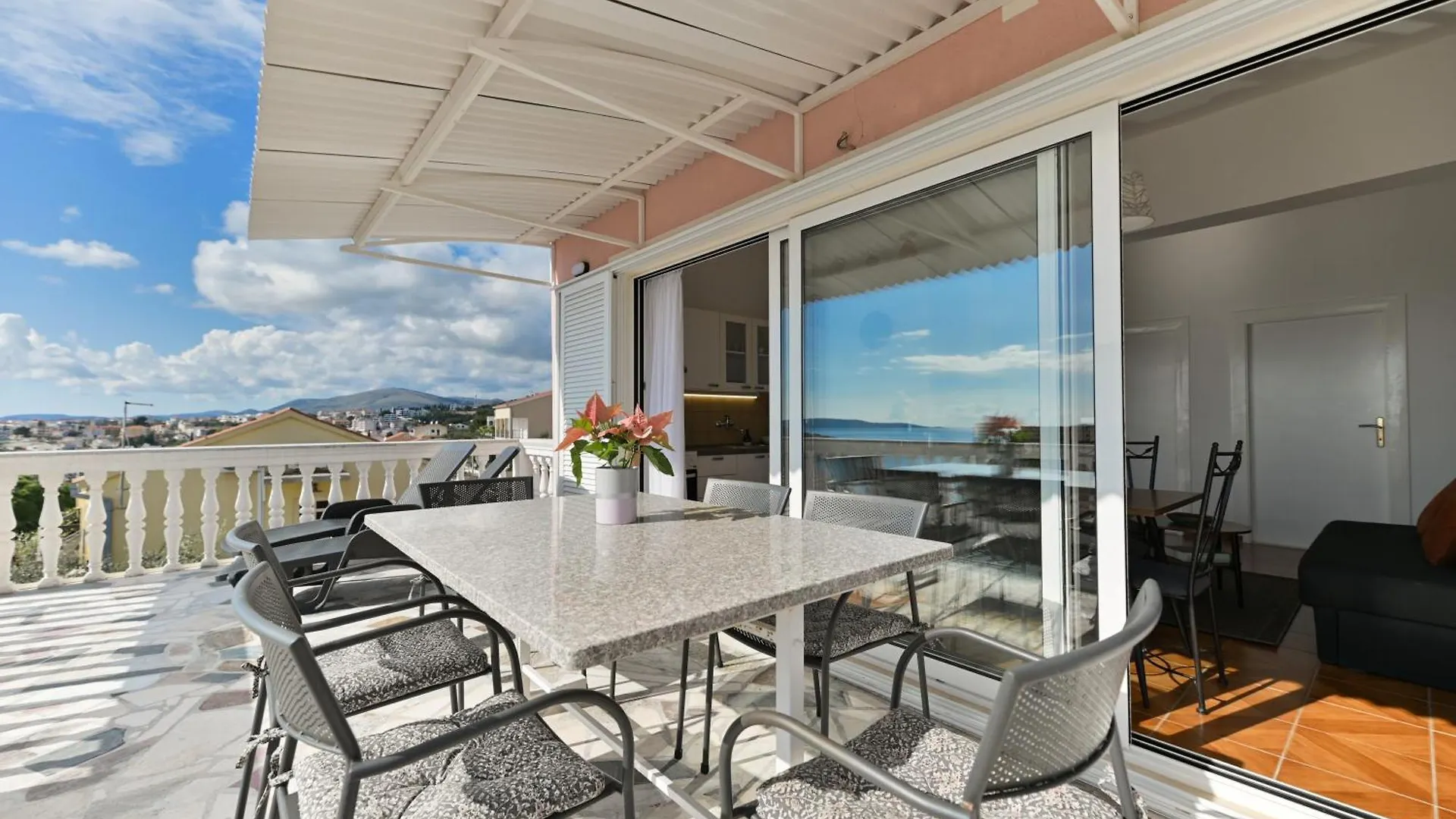 Villa Grande Vista - Spacious 3 Bedroom Apartment With Large Terrace And Fantastic Sea View Trogir