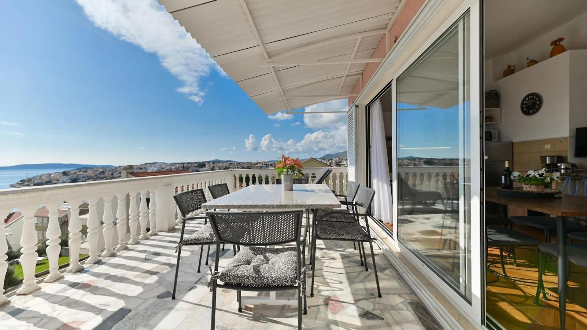 Villa Grande Vista - Spacious 3 Bedroom Apartment With Large Terrace And Fantastic Sea View Trogir 0*,  Croatia