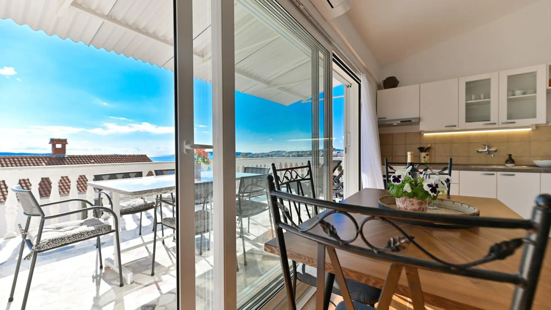 Villa Grande Vista - Spacious 3 Bedroom Apartment With Large Terrace And Fantastic Sea View Trogir