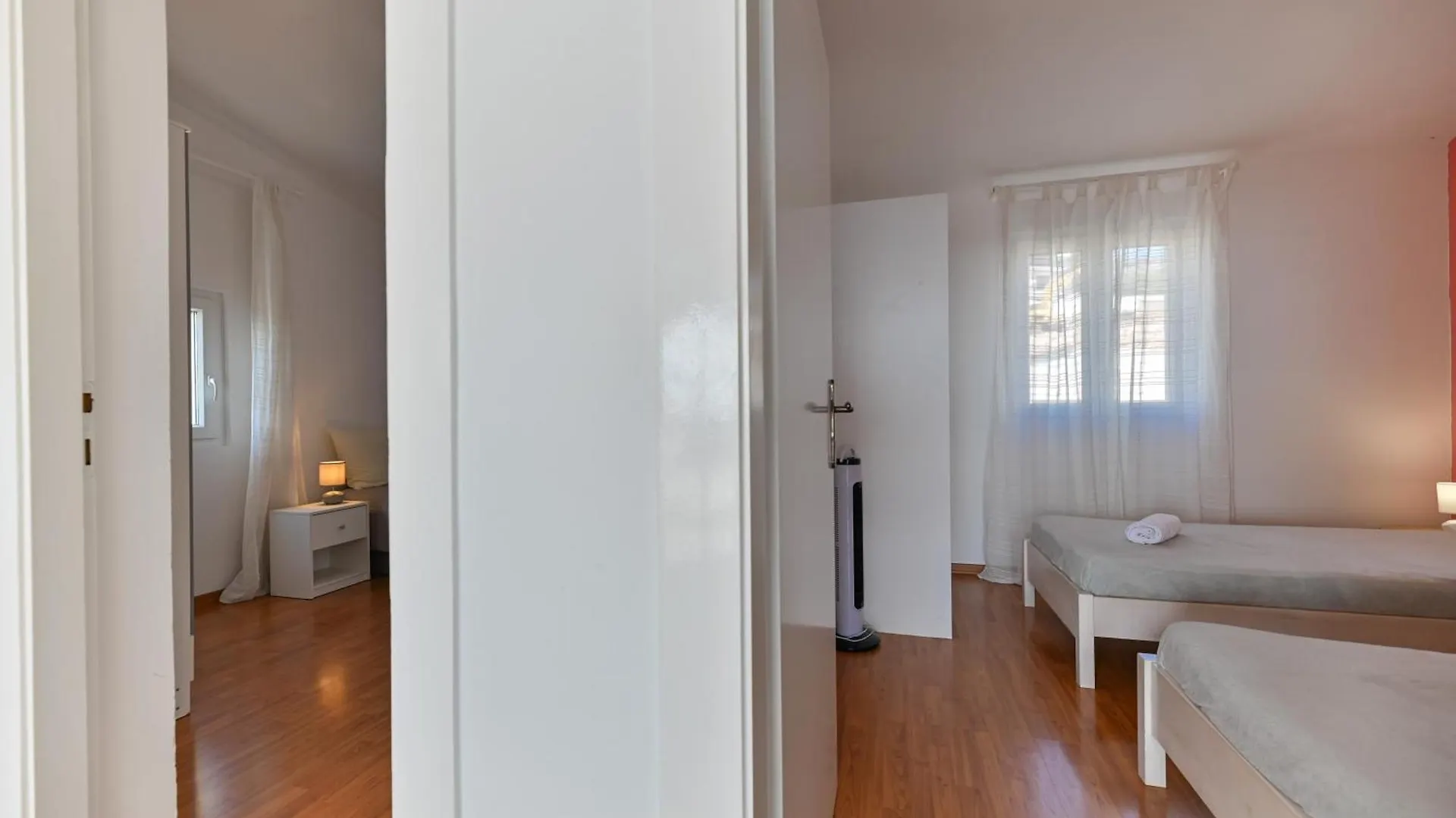 Villa Grande Vista - Spacious 3 Bedroom Apartment With Large Terrace And Fantastic Sea View Trogir