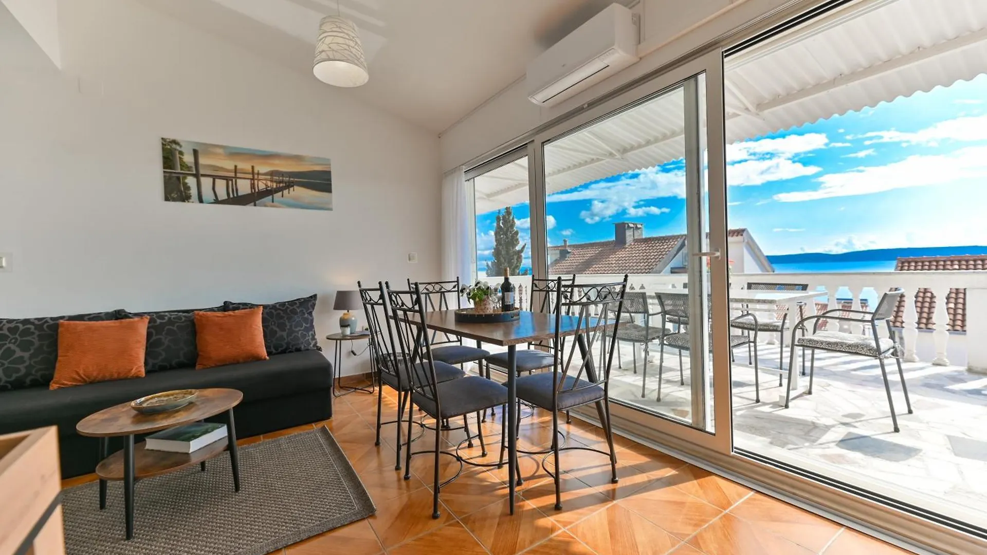 Villa Grande Vista - Spacious 3 Bedroom Apartment With Large Terrace And Fantastic Sea View Trogir