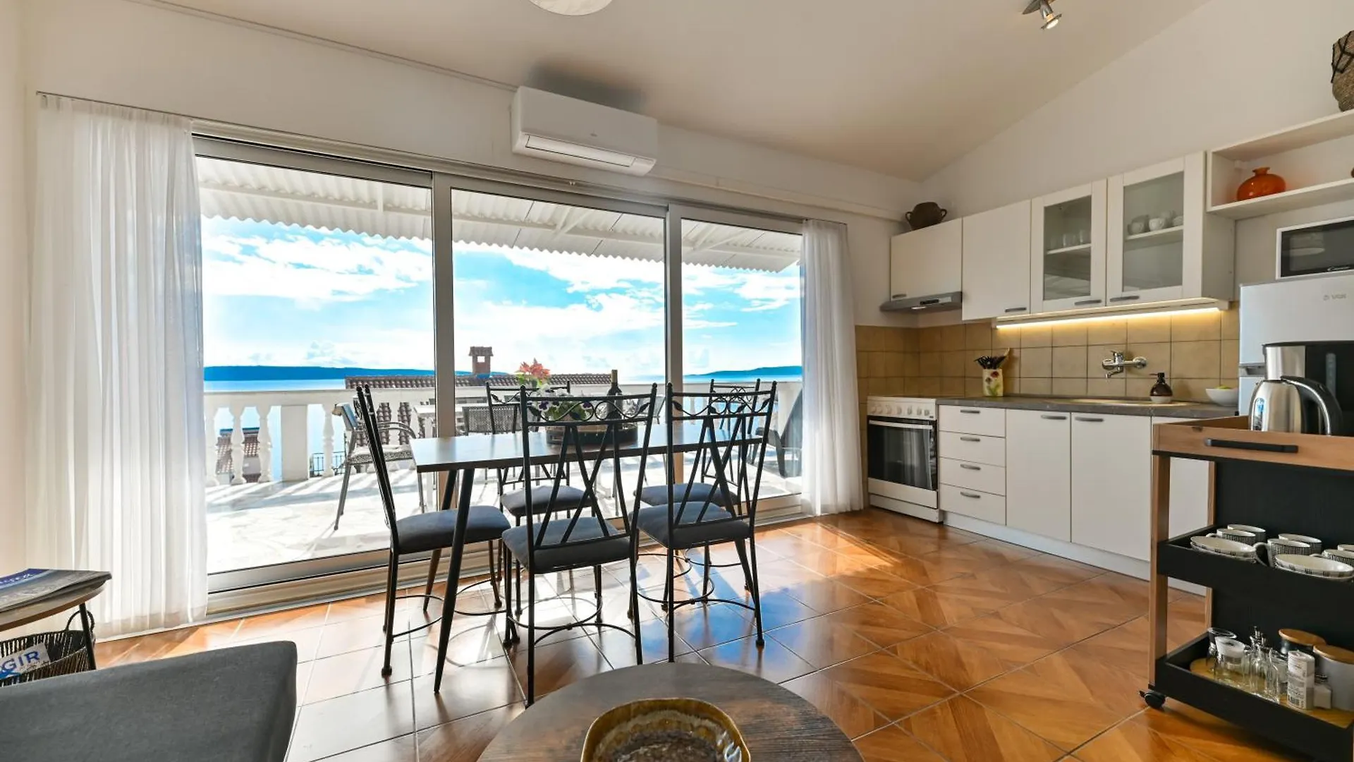 Villa Grande Vista - Spacious 3 Bedroom Apartment With Large Terrace And Fantastic Sea View Trogir 0*,