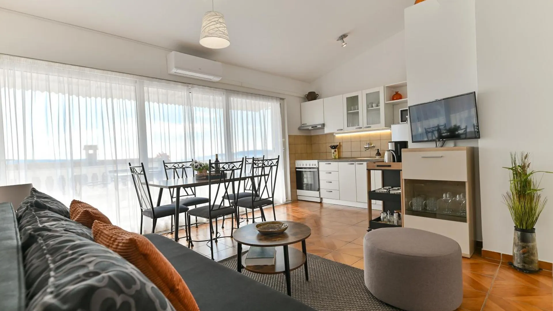 Villa Grande Vista - Spacious 3 Bedroom Apartment With Large Terrace And Fantastic Sea View Trogir